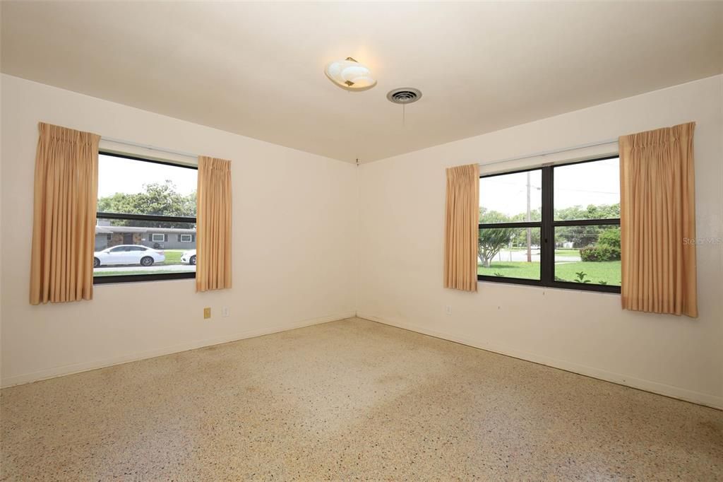 待售: $620,000 (4 贝兹, 2 浴室, 2015 平方英尺)