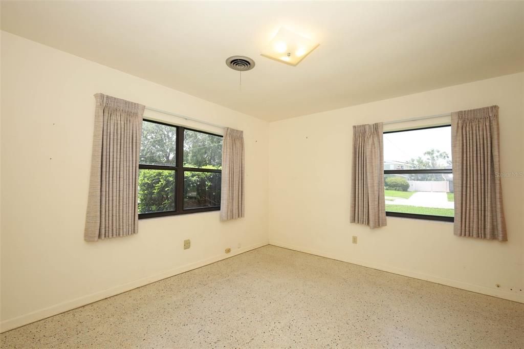 待售: $620,000 (4 贝兹, 2 浴室, 2015 平方英尺)