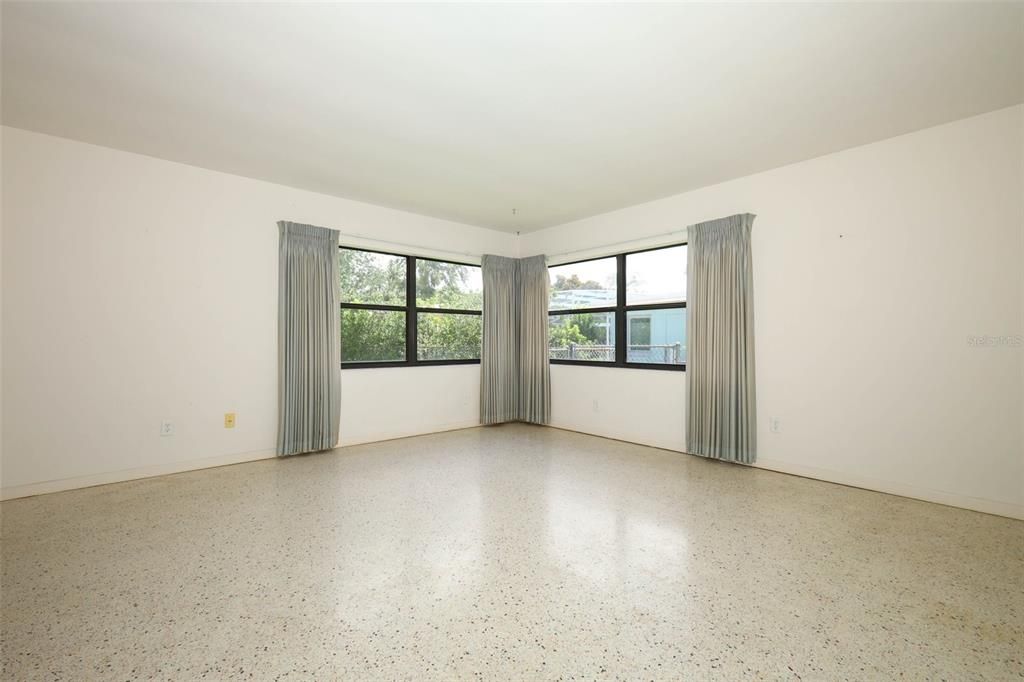 待售: $620,000 (4 贝兹, 2 浴室, 2015 平方英尺)