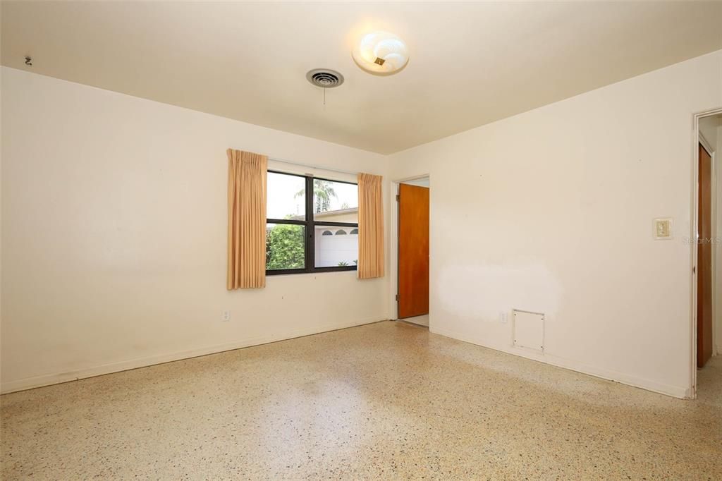 待售: $620,000 (4 贝兹, 2 浴室, 2015 平方英尺)