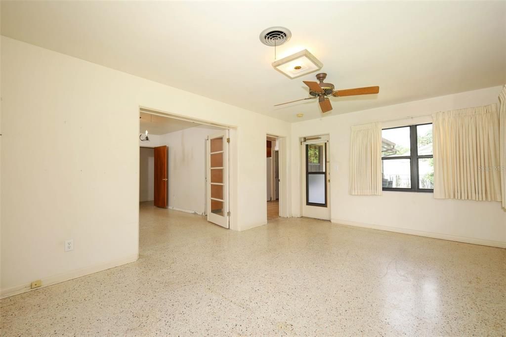 待售: $620,000 (4 贝兹, 2 浴室, 2015 平方英尺)