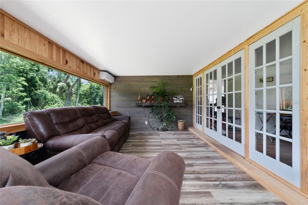 For Sale: $795,900 (3 beds, 4 baths, 1200 Square Feet)