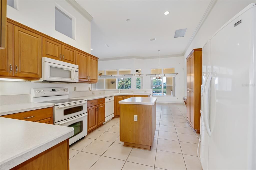 Activo con contrato: $615,000 (4 camas, 3 baños, 2820 Pies cuadrados)