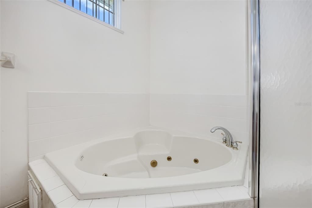 Activo con contrato: $615,000 (4 camas, 3 baños, 2820 Pies cuadrados)