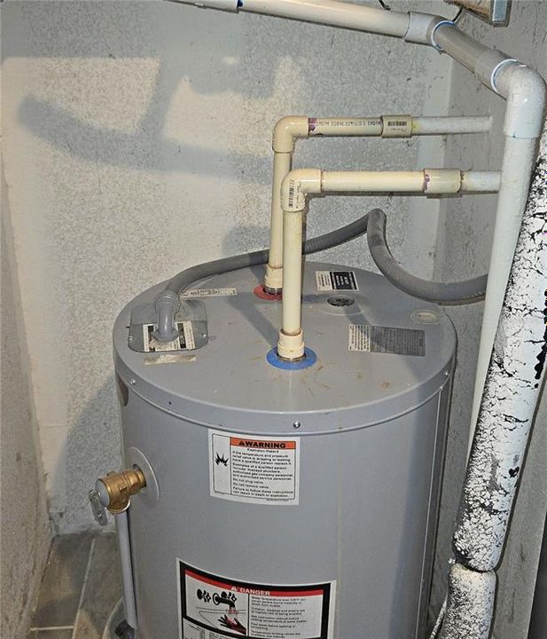 For Sale: $120,000 (1 beds, 1 baths, 974 Square Feet)