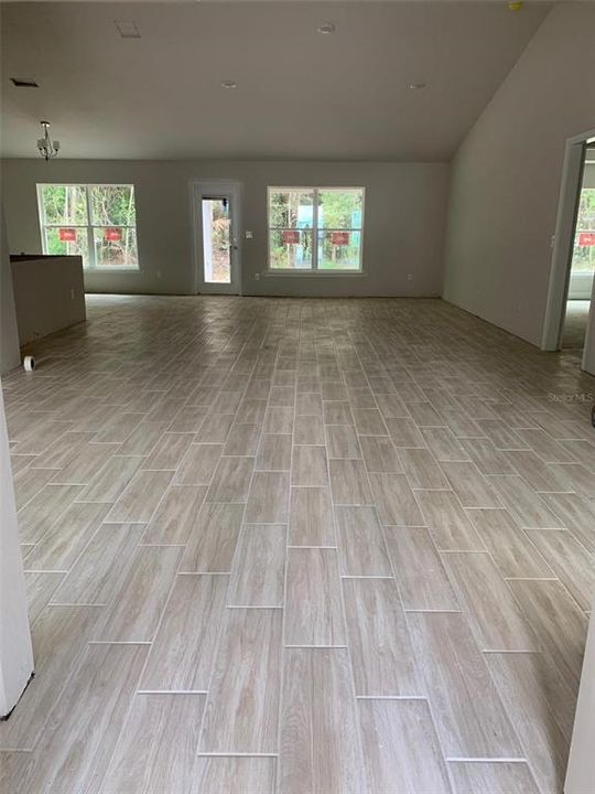 Под контрактом: $448,900 (4 спален, 2 ванн, 2555 Квадратных фут)