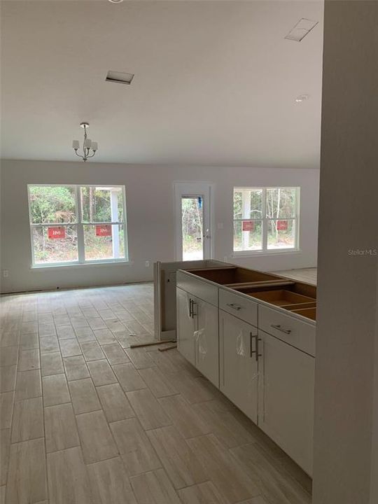 Под контрактом: $448,900 (4 спален, 2 ванн, 2555 Квадратных фут)