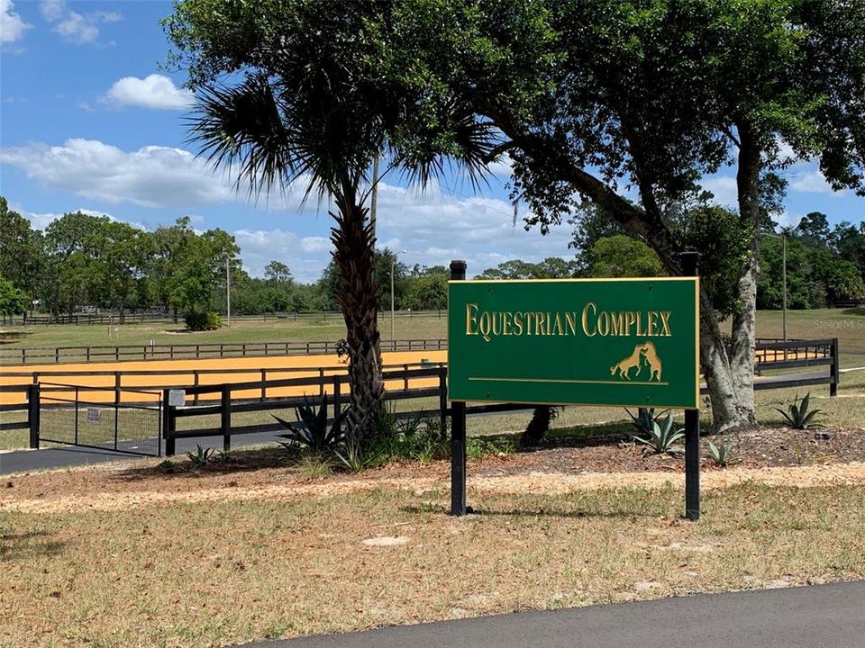 Под контрактом: $448,900 (4 спален, 2 ванн, 2555 Квадратных фут)