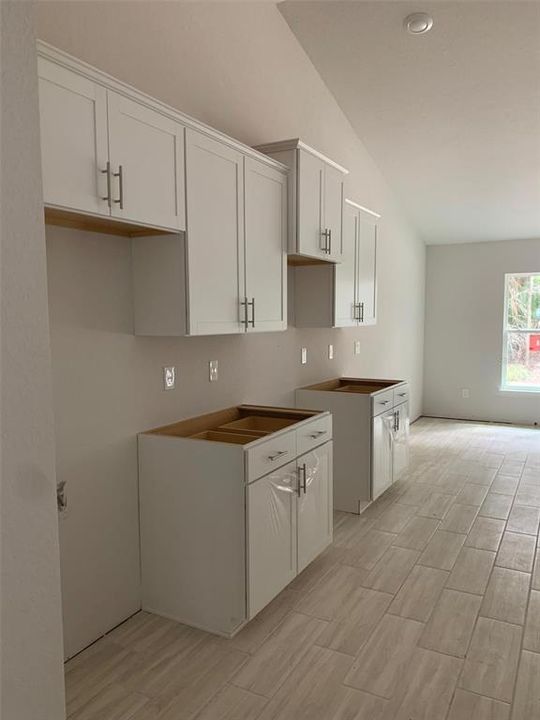 Под контрактом: $448,900 (4 спален, 2 ванн, 2555 Квадратных фут)