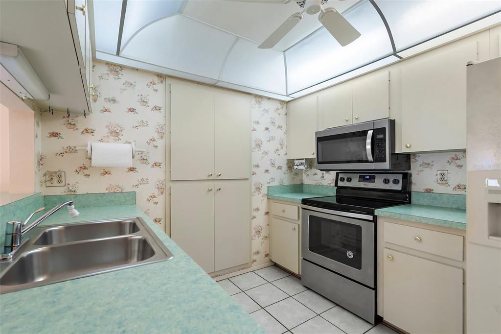 Active With Contract: $150,000 (2 beds, 2 baths, 1024 Square Feet)