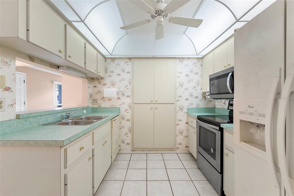 Active With Contract: $150,000 (2 beds, 2 baths, 1024 Square Feet)