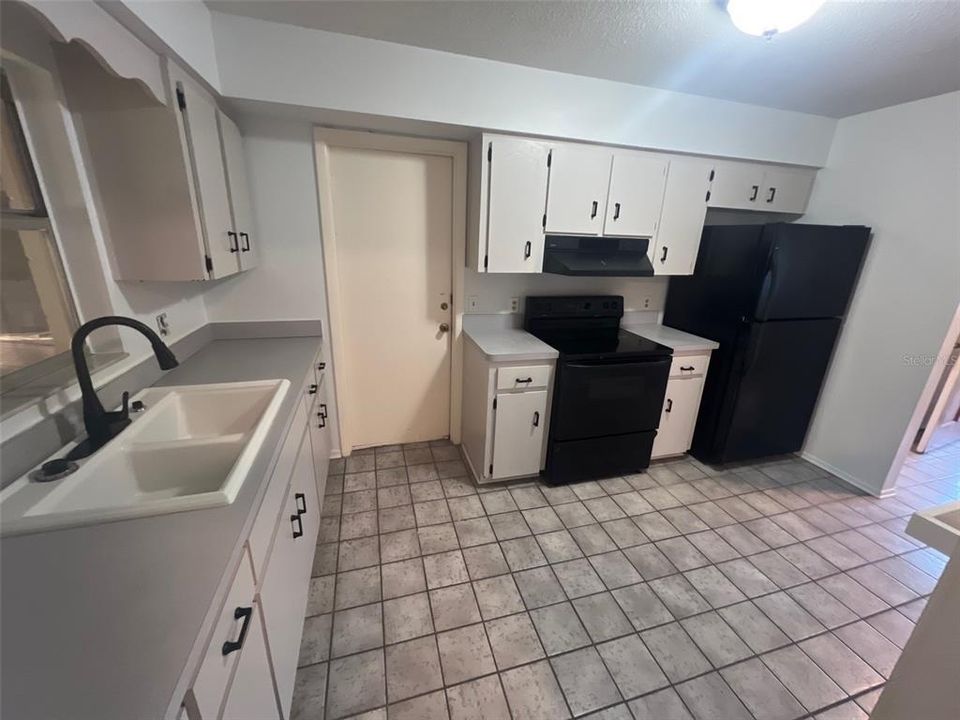 待售: $255,000 (3 贝兹, 2 浴室, 1145 平方英尺)