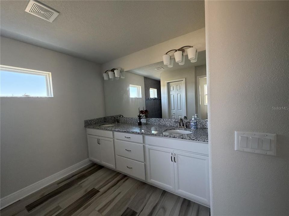 Active With Contract: $400,000 (3 beds, 2 baths, 1726 Square Feet)