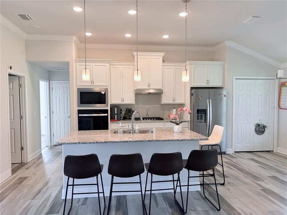 Active With Contract: $400,000 (3 beds, 2 baths, 1726 Square Feet)