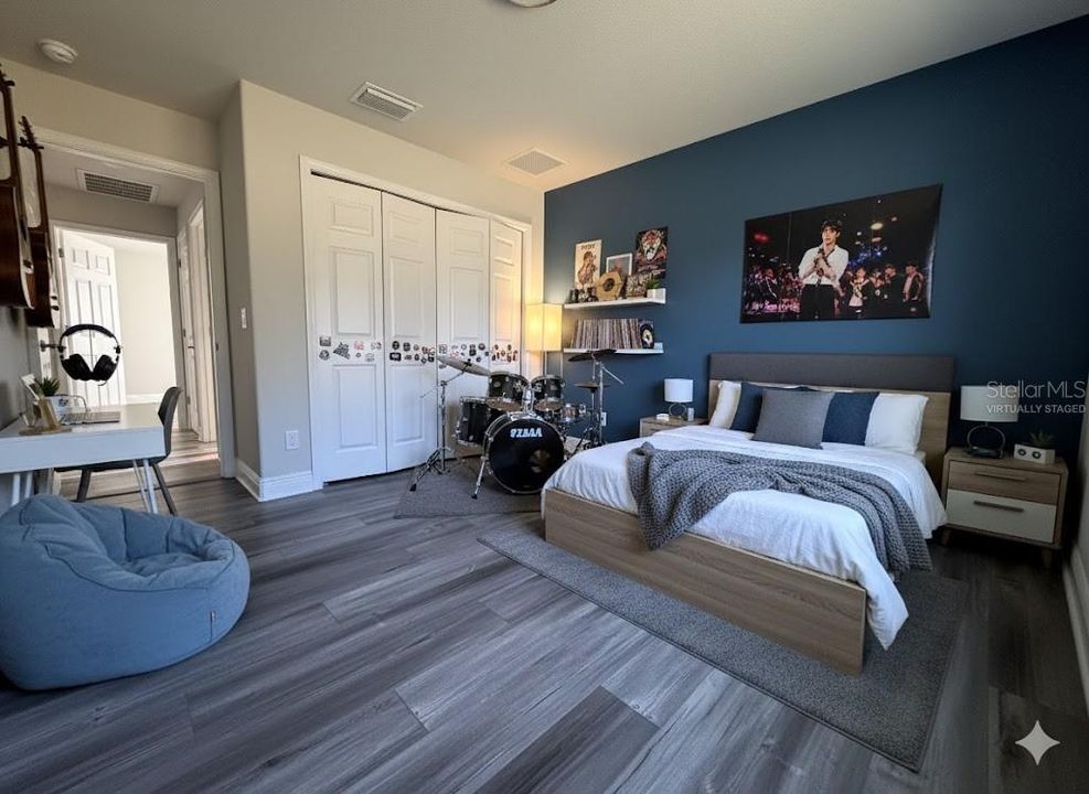 Active With Contract: $400,000 (3 beds, 2 baths, 1726 Square Feet)