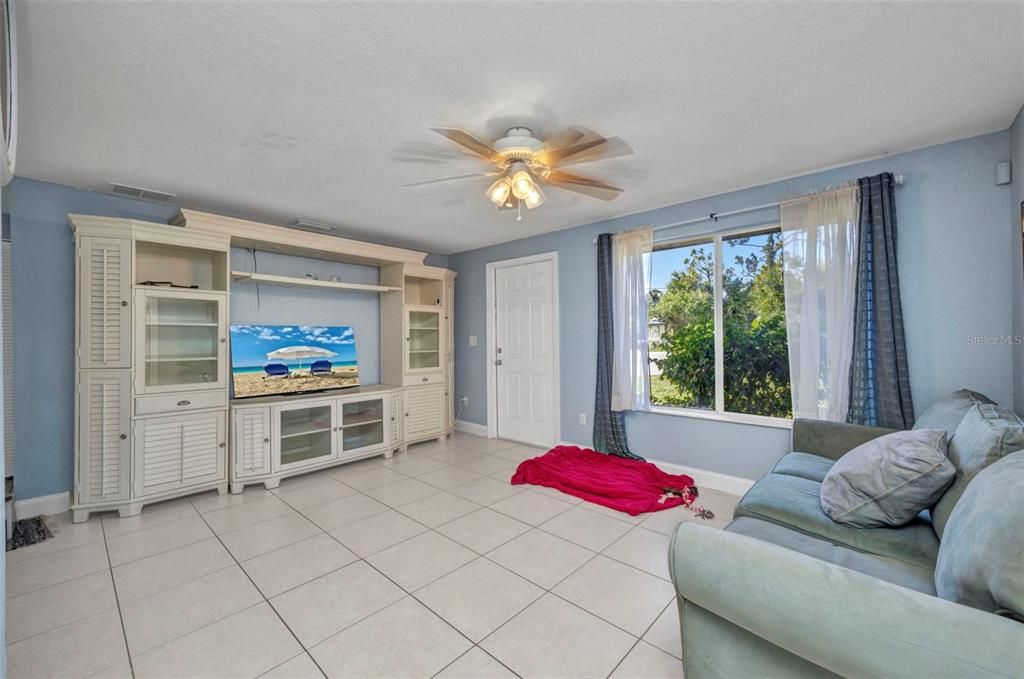 Active With Contract: $194,900 (3 beds, 1 baths, 1008 Square Feet)