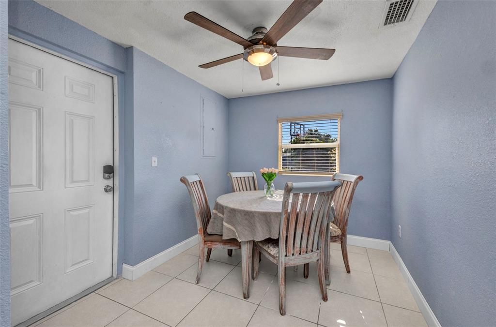 Active With Contract: $194,900 (3 beds, 1 baths, 1008 Square Feet)