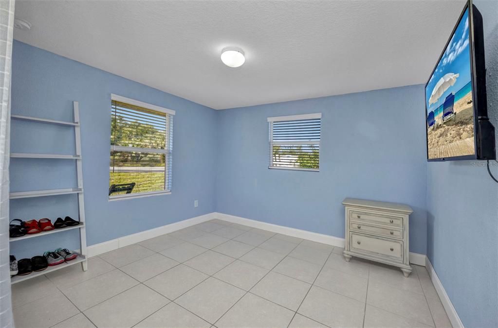 Active With Contract: $194,900 (3 beds, 1 baths, 1008 Square Feet)