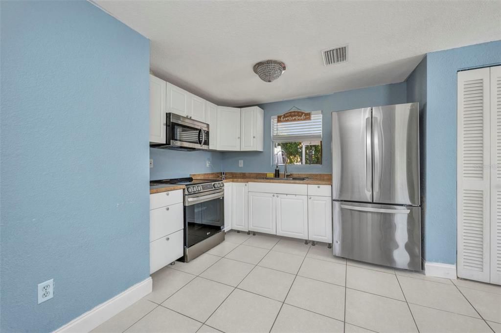 Active With Contract: $194,900 (3 beds, 1 baths, 1008 Square Feet)