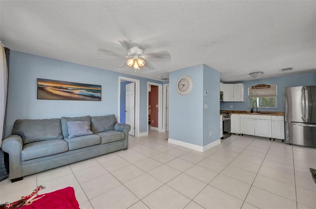 Active With Contract: $194,900 (3 beds, 1 baths, 1008 Square Feet)