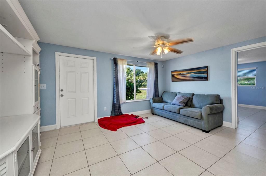 Active With Contract: $194,900 (3 beds, 1 baths, 1008 Square Feet)