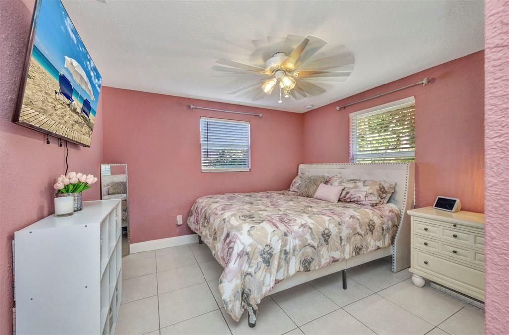 Active With Contract: $194,900 (3 beds, 1 baths, 1008 Square Feet)