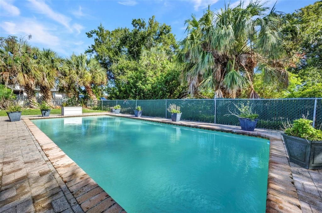 Active With Contract: $194,900 (3 beds, 1 baths, 1008 Square Feet)