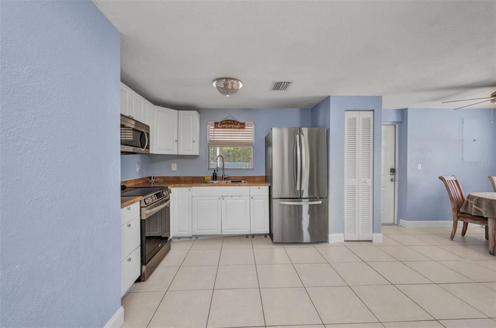 Active With Contract: $194,900 (3 beds, 1 baths, 1008 Square Feet)