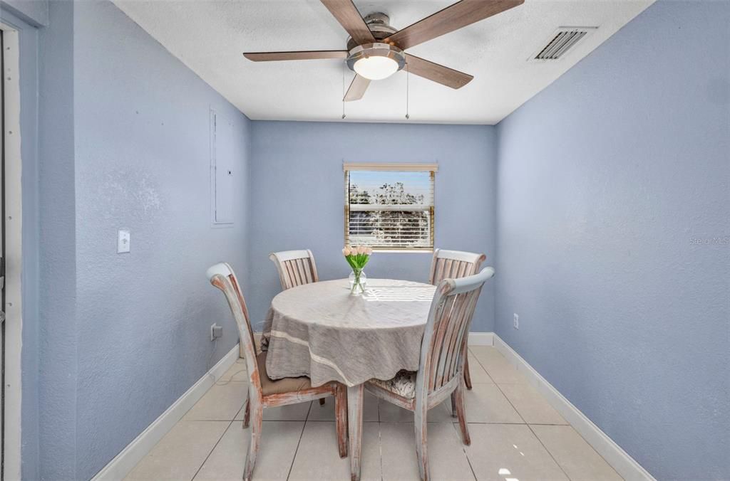 Active With Contract: $194,900 (3 beds, 1 baths, 1008 Square Feet)