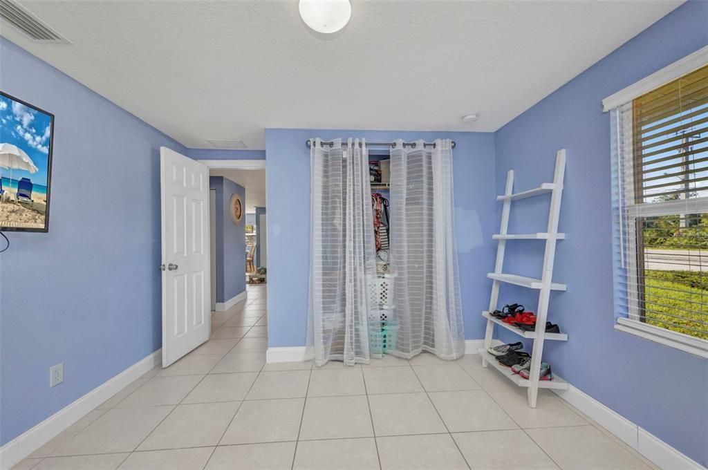 Active With Contract: $194,900 (3 beds, 1 baths, 1008 Square Feet)