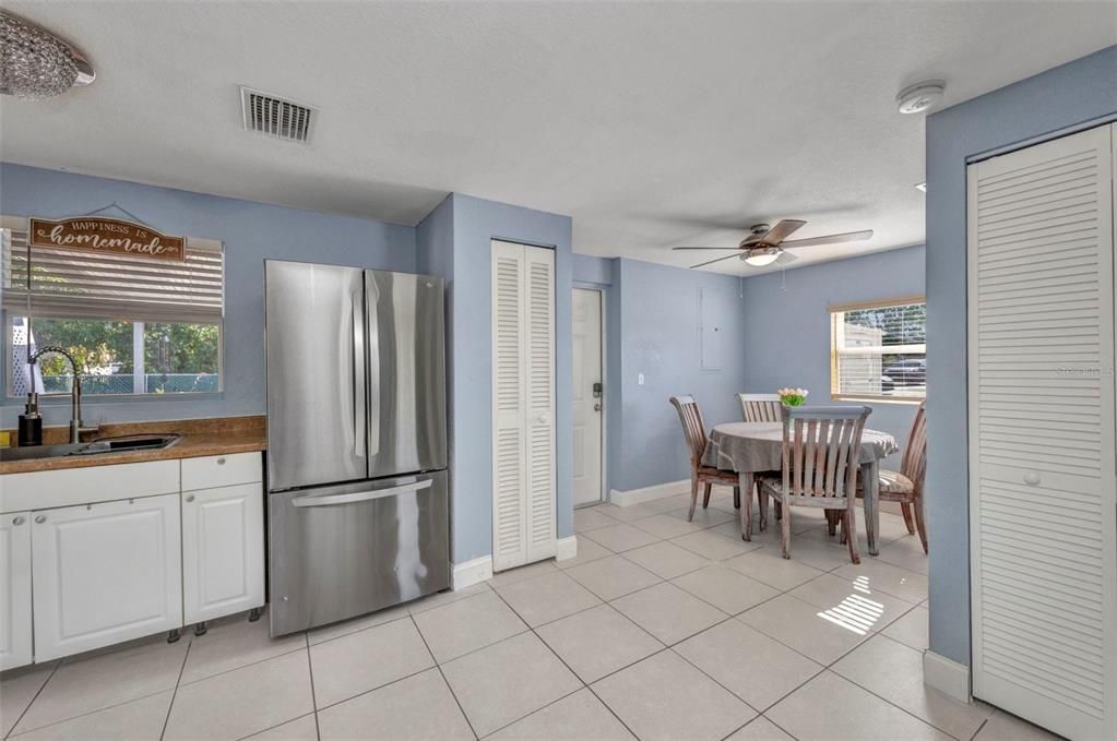 Active With Contract: $194,900 (3 beds, 1 baths, 1008 Square Feet)