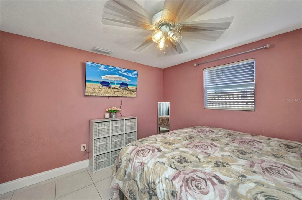 Active With Contract: $194,900 (3 beds, 1 baths, 1008 Square Feet)