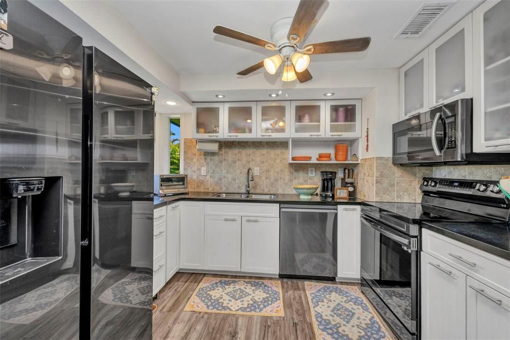 合同活跃: $211,000 (3 贝兹, 2 浴室, 1094 平方英尺)