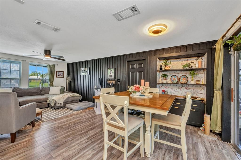 合同活跃: $211,000 (3 贝兹, 2 浴室, 1094 平方英尺)