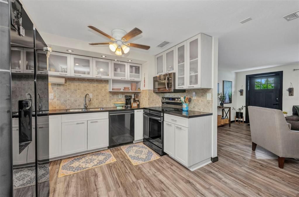 合同活跃: $211,000 (3 贝兹, 2 浴室, 1094 平方英尺)