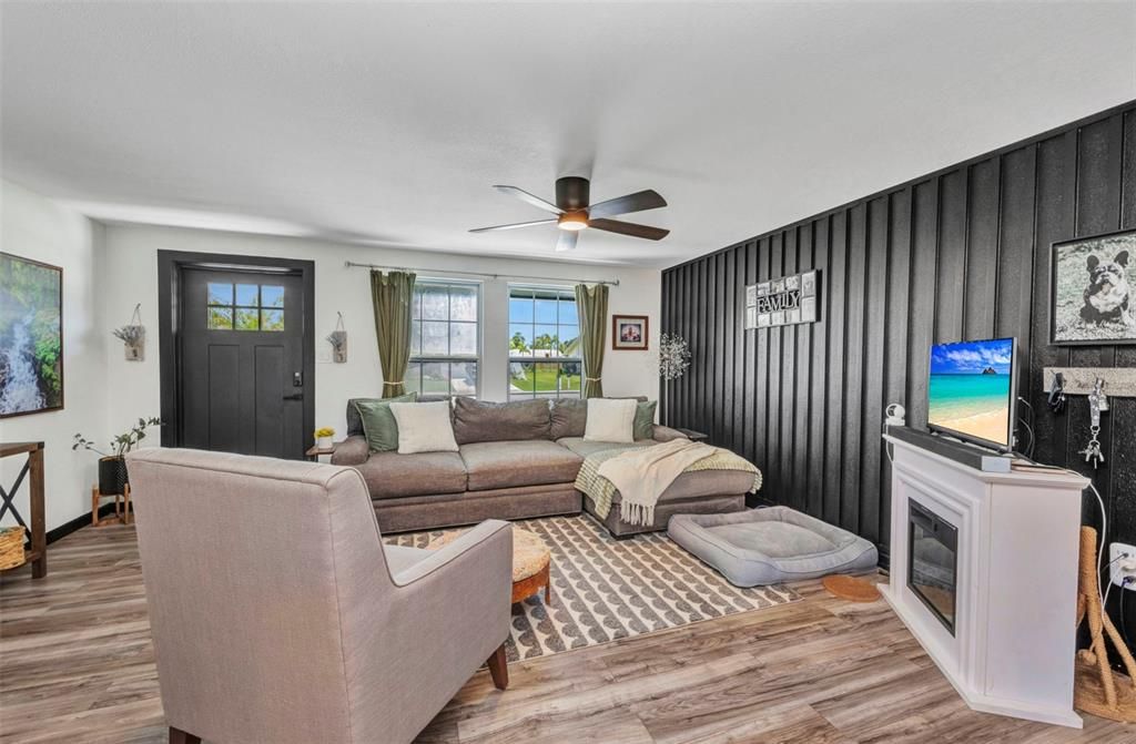 合同活跃: $211,000 (3 贝兹, 2 浴室, 1094 平方英尺)