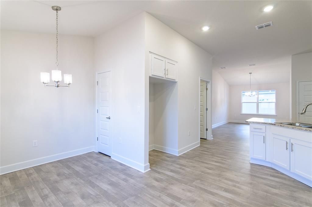 На продажу: $356,700 (4 спален, 2 ванн, 1820 Квадратных фут)