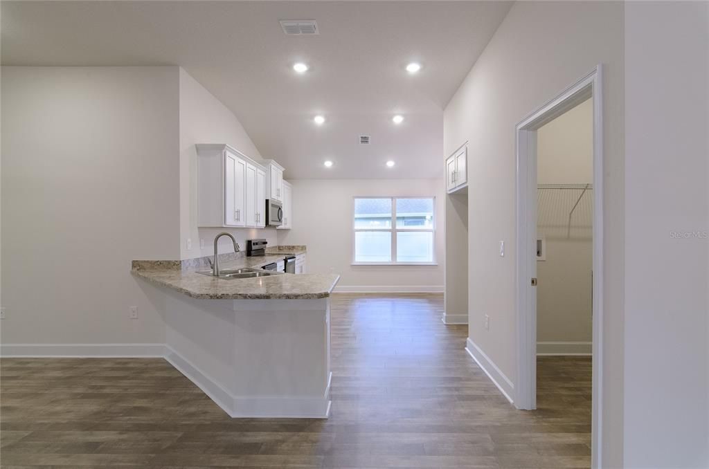 На продажу: $356,700 (4 спален, 2 ванн, 1820 Квадратных фут)