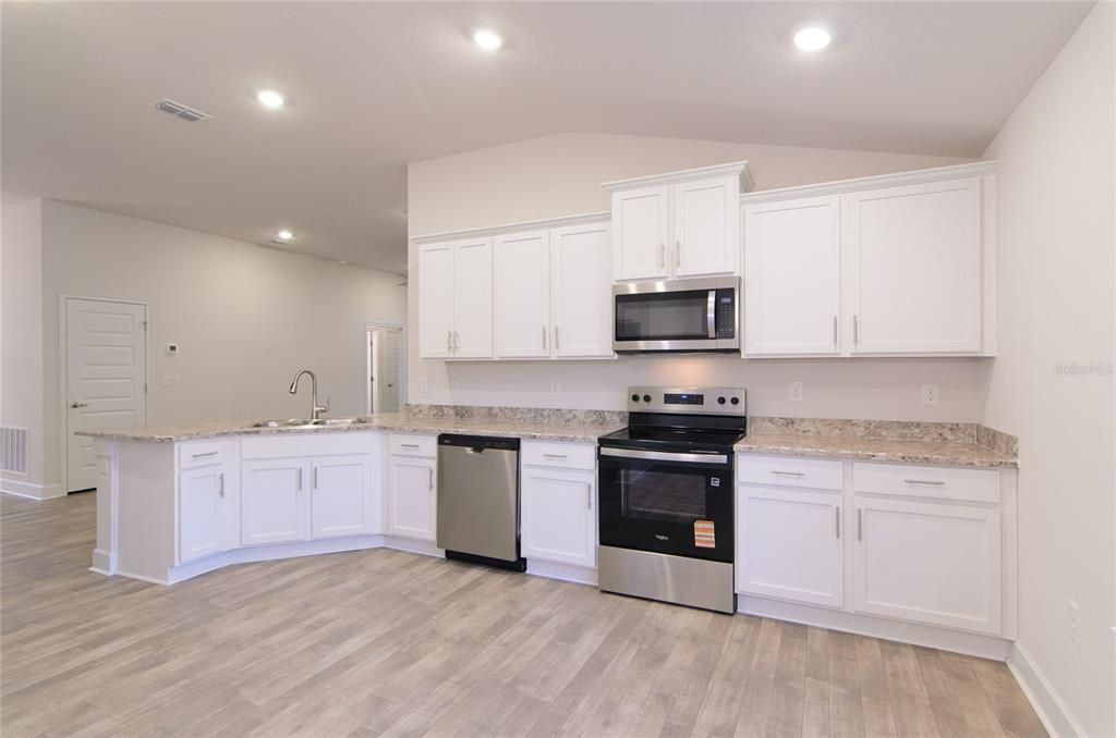 На продажу: $356,700 (4 спален, 2 ванн, 1820 Квадратных фут)