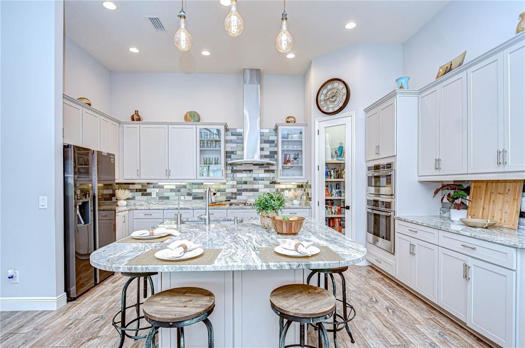 合同活跃: $939,000 (4 贝兹, 3 浴室, 3179 平方英尺)