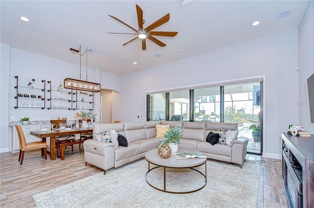 合同活跃: $939,000 (4 贝兹, 3 浴室, 3179 平方英尺)