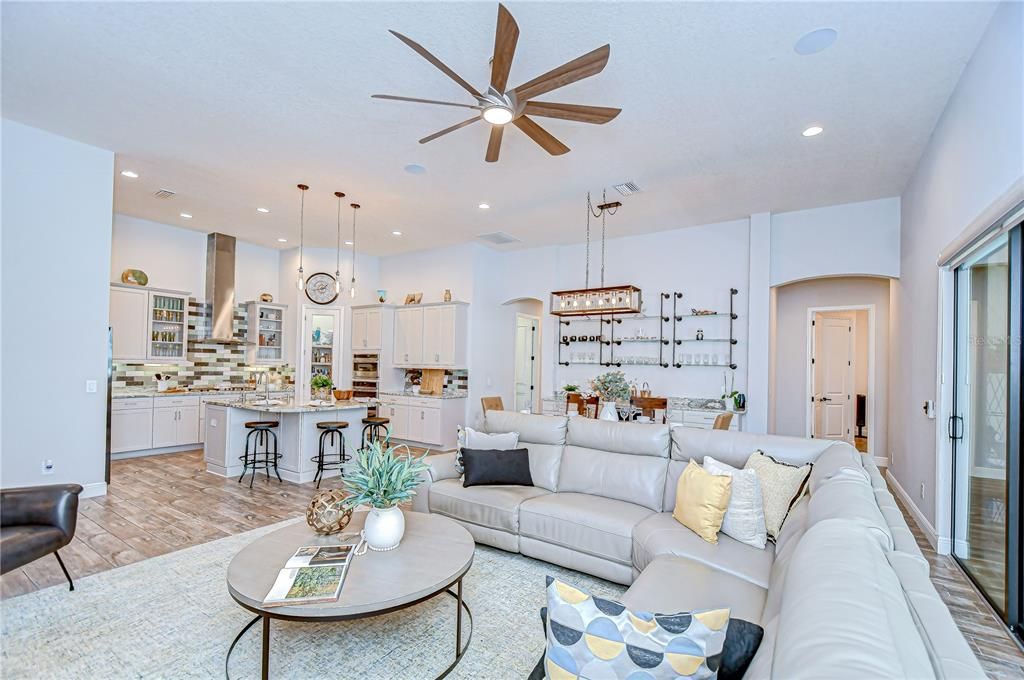 合同活跃: $939,000 (4 贝兹, 3 浴室, 3179 平方英尺)