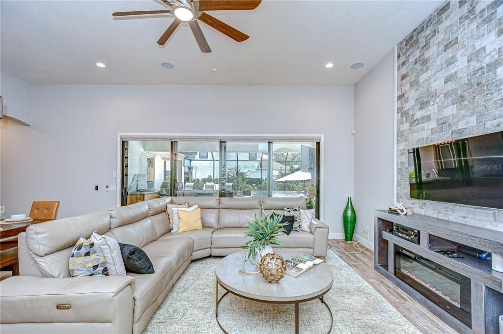 合同活跃: $939,000 (4 贝兹, 3 浴室, 3179 平方英尺)