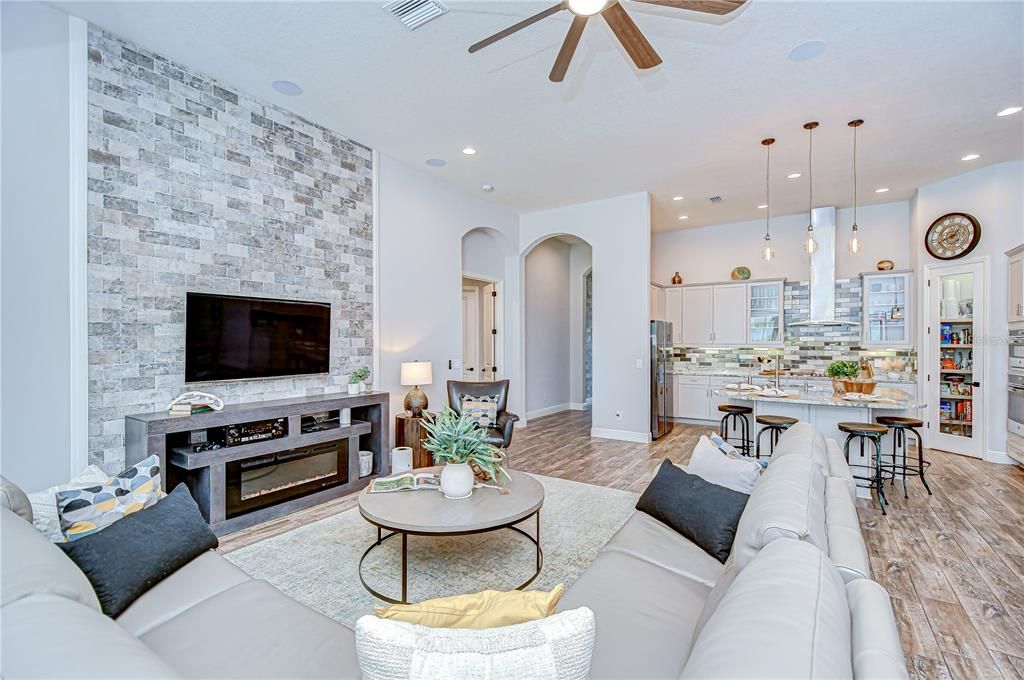 合同活跃: $939,000 (4 贝兹, 3 浴室, 3179 平方英尺)