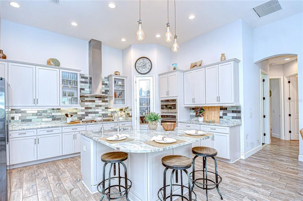 合同活跃: $939,000 (4 贝兹, 3 浴室, 3179 平方英尺)