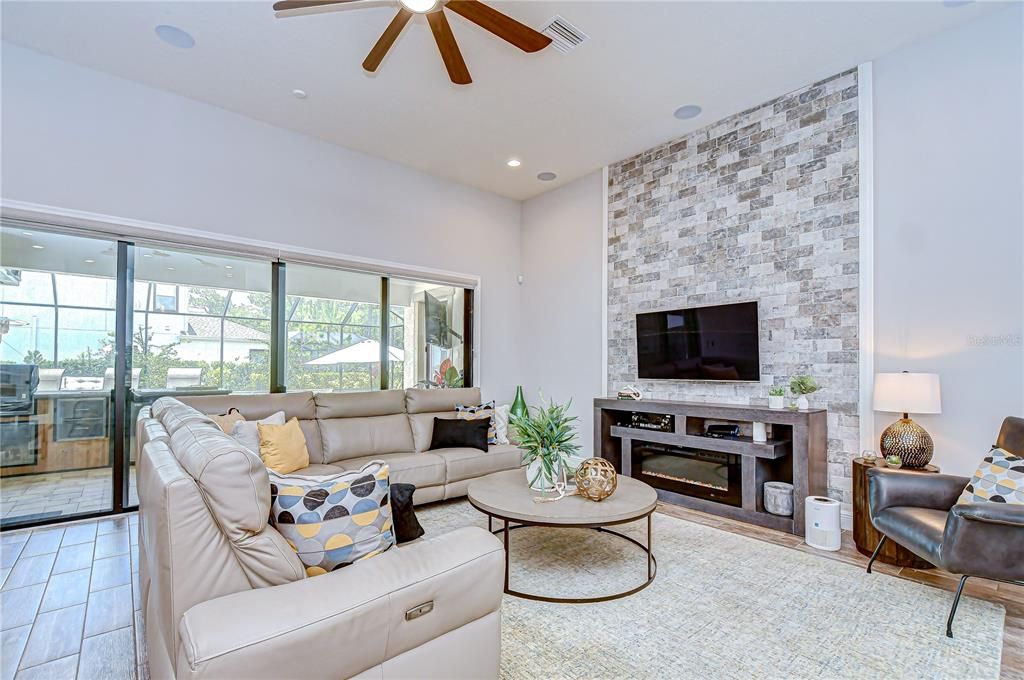 合同活跃: $939,000 (4 贝兹, 3 浴室, 3179 平方英尺)