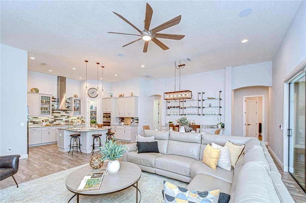 合同活跃: $939,000 (4 贝兹, 3 浴室, 3179 平方英尺)