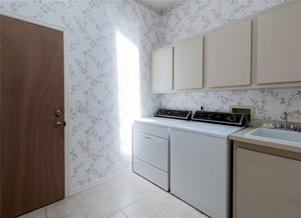 Active With Contract: $700,000 (3 beds, 2 baths, 2278 Square Feet)