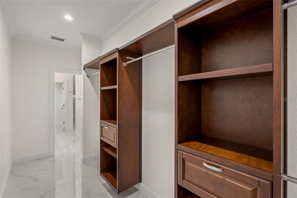 Activo con contrato: $2,999,900 (6 camas, 4 baños, 4700 Pies cuadrados)