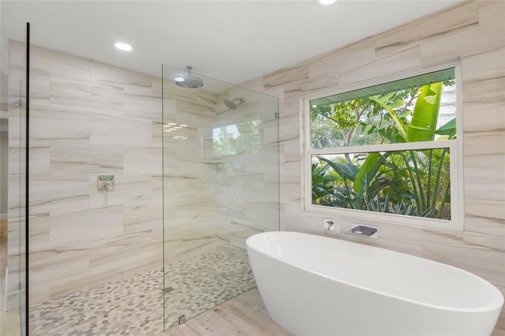 Activo con contrato: $2,999,900 (6 camas, 4 baños, 4700 Pies cuadrados)